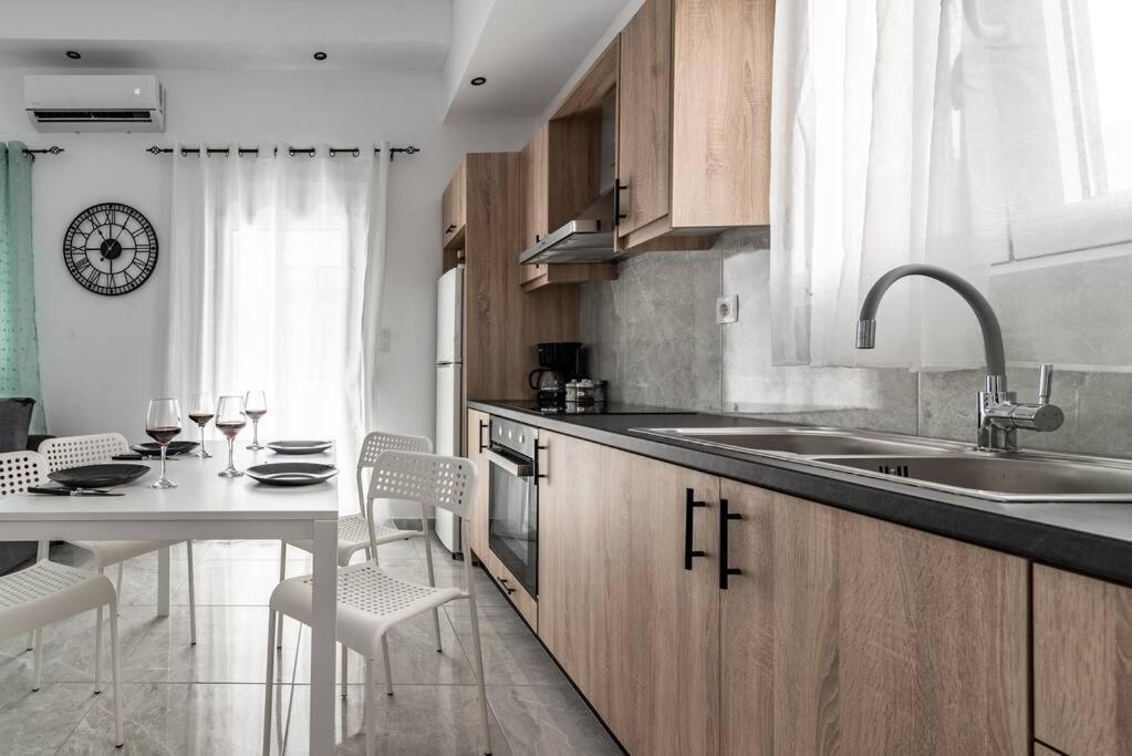 Апартаменты Modern & Stylish Flat For Friends & Couples Ираклион Экстерьер фото